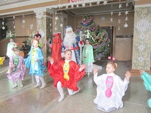 В Белогорске полицейский Дед Мороз поздравил детей сотрудников ОВД с Новым годом