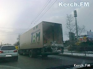 В центре Керчи грузовик Mercedes врезался в Peugeot