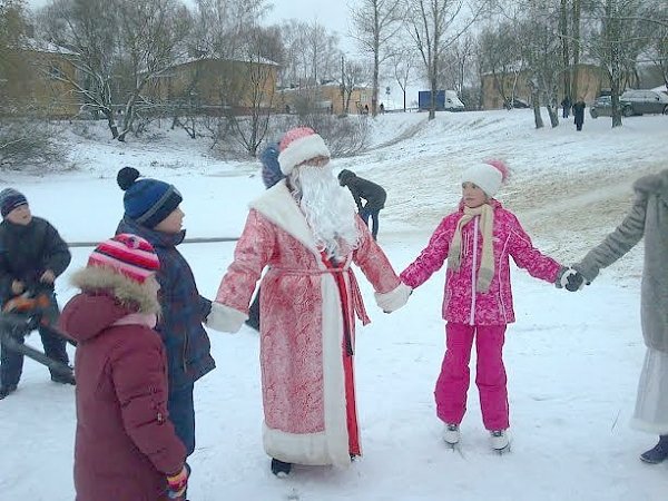 Красные Дед Мороз и Снегурочка поздравили калужан с Новым годом