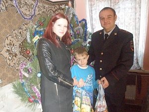 «Полицейский Дед Мороз» поздравил многодетные семьи Симферопольского района с наступившим Новым годом