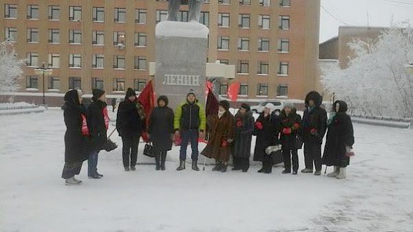 На Ямале прошли пикеты и возложение цветов в память о В.И. Ленине