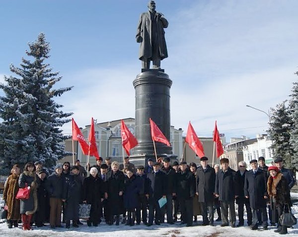Республика Северная Осетия. У памятника Ленину во Владикавказе появились живые цветы