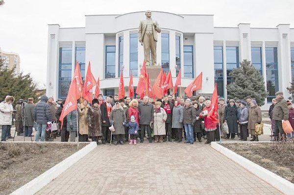 Кубанские коммунисты отметили день памяти В.И. Ленина возложением цветов и пикетом в защиту интересов жителей