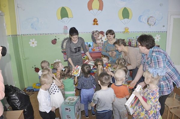 Алтайский край. Коммунисты и актив женского движения оказали помощь сельскому детскому саду