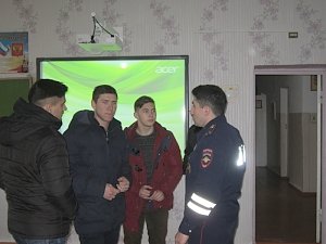 Первоклассники получили от инспекторов ГИБДД Белогорского района световозвращающие фликеры