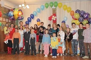Сотрудники Госавтоинспекции поздравили детский дом с Днем рождения