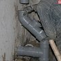 Депутат керченского городского совета решил задачу засорившейся в доме канализации