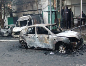 За ночь в Крыму сожгли ещё 8 автомобилей и кафе, полиции приказали молчать