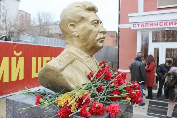 Памятник Сталину в Пензе засыпали цветами