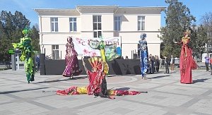 Евпаторийские артисты поздравили крымчанок с весенним праздником