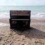 На пляже в Любимовке забыли пианино