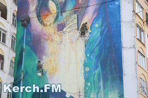 В Керчи на торце дома художники рисуют огромную картину