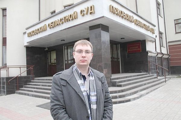 Псковские ветераны труда при поддержке коммунистов судятся с депутатами-единороссами за возвращение льгот