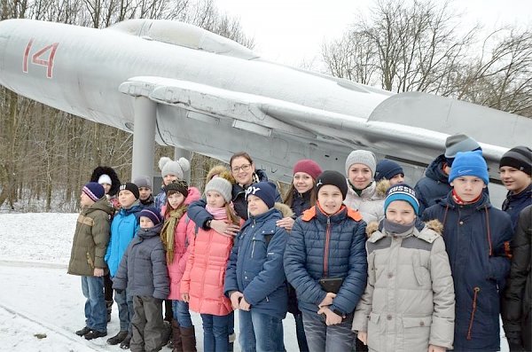 «Молодежь – на самолеты!». Курские коммунисты организовали для отряда юных космонавтов экскурсию в полк военно-воздушных сил