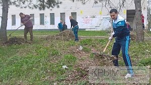 Крымские чиновники начали подготовку к курортному сезону с граблями и лопатами