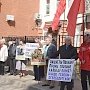 В Смоленске коммунисты пикетировали консульство Польши