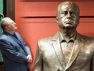 В Столице России открыли трехметровый памятник Жириновскому