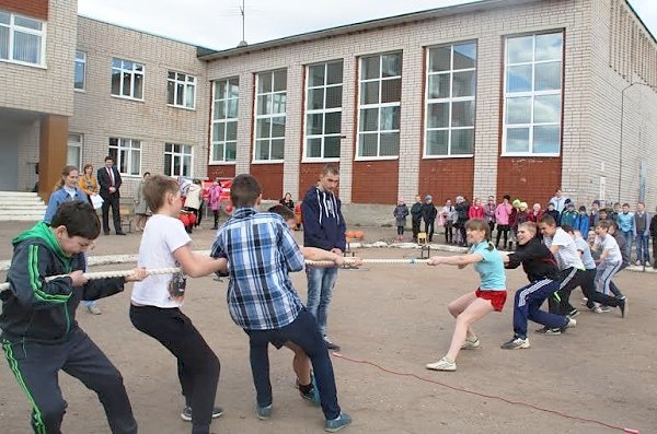 Новгородские коммунисты провели спортивно-просветительский праздник в Савино