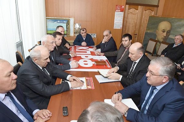 Дагестан. Депутаты-коммунисты встретились с председателем Счетной палаты республики