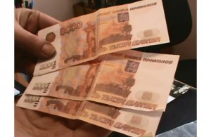 В Керчи судят женщину, которая обменивала купюры на сувенирные деньги