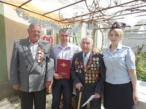 Сотрудники полиции поздравили ветерана ВОВ и МВД Авксентия Якименко со 100-летним юбилеем