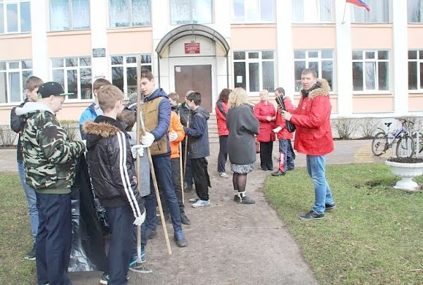 Новгородские коммунисты вышли на субботник вместе со школьниками