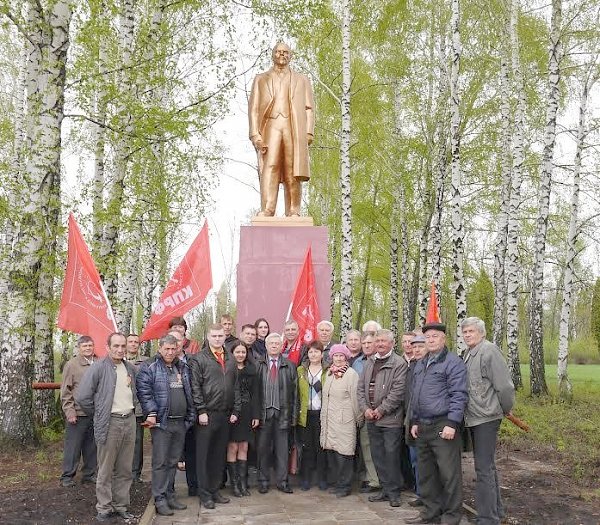 Липецкая область: Ленин в берёзках
