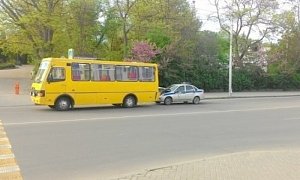В Севастополе полицейский автомобиль врезался в маршрутку