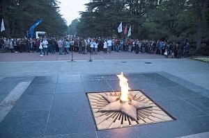 У Вечного огня в Столице Крыма зажгли «Свечу памяти»