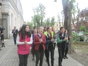 В Столице Крыма под дождем пели «Песни Победы»