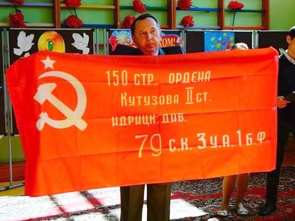 Магаданская область. Коммунисты приняли участие в праздничной линейке в школе посёлка Сеймчан