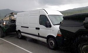БТРы сдавили гражданский микроавтобус на трассе в Крыму