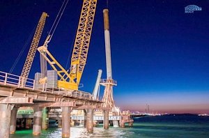 Сооружают опоры моста в акватории Керченского пролива