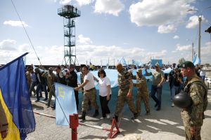 Татарские боевики помахали флагами и автоматами у границы российского Крыма