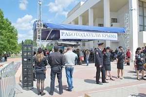 В Столице Крыма сотрудники вневедомственной охраны полиции приняли активное участие в "Ярмарке вакансий"