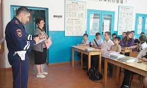 Сотрудники Госавтоинспекции Белогорскогоарйона провели для школьников урок по безопасности на дороге