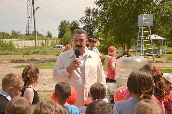 Астраханские коммунисты организовали детский праздник