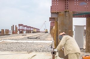 Строители подготовили техплощадку на молу в Керчи для возведения двухсотметровых арочных пролётов Крымского моста