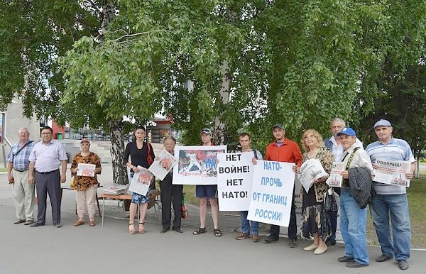 Барнаульские коммунисты провели анти-НАТОвские пикеты