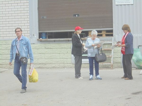Коммунисты Барнаула провели субботник в Парке Победы