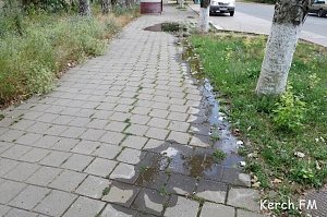 В Керчи возле остановки «Управление ЖРК» порыв водовода