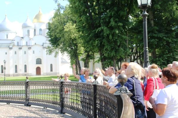 Делегация коммунистов из Луги прибыла на экскурсию в Великий Новгород