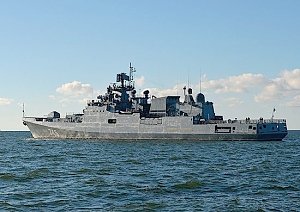 Фрегат «Адмирал Григорович» выполняет артиллерийские стрельбы в море