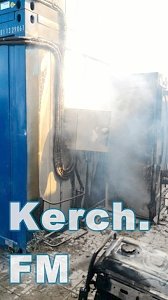 На Керченской переправе горит торговый павильон
