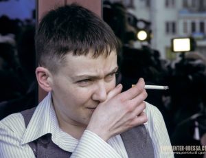 Надежду Савченко забросали яйцами в Одессе
