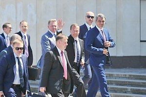Медведев предложил главам Крыма и Севастополя лично проверять качество дорог