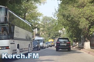 В Керчи образовались пробки из-за перекрытой дороги на Горького