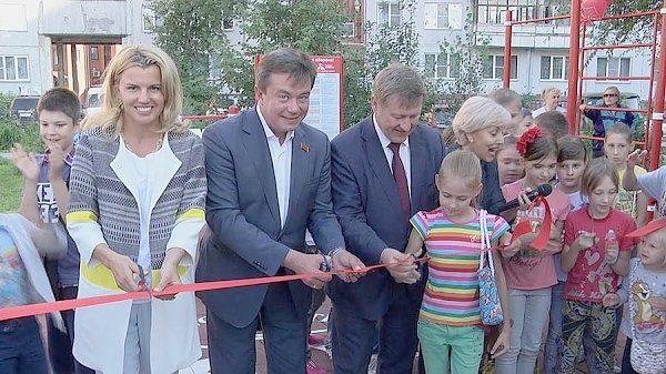 В Новосибирске депутаты-коммунисты открыли спортивную площадку по сдаче норм ГТО