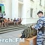 В Керчи спецслужбы показали школьникам свое оружие