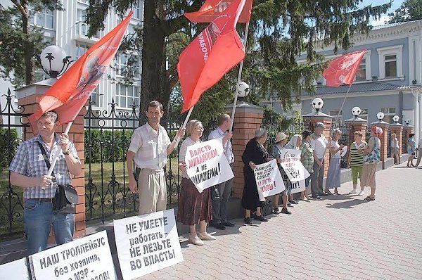 Иваново. По инициативе коммунистов 11 августа у стен областного правительства состоялся пикет в защиту ивановского троллейбуса